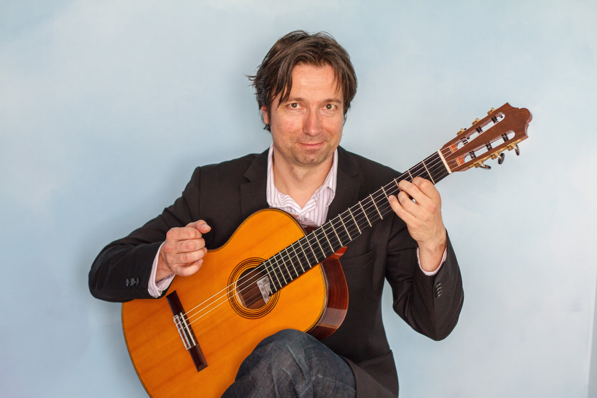 Benjamin Scheck mit Gitarre