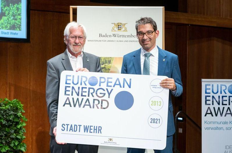 Bürgermeisterstellvertreter Paul Erhart nimm den European Energy Award von Dr. Andre Baumann, Staatssekretär im Ministerium für Umwelt, Klima und Energiewirtschaft Baden-Württemberg, entgegen. Bild: KEA-BW / Martin Stollberg