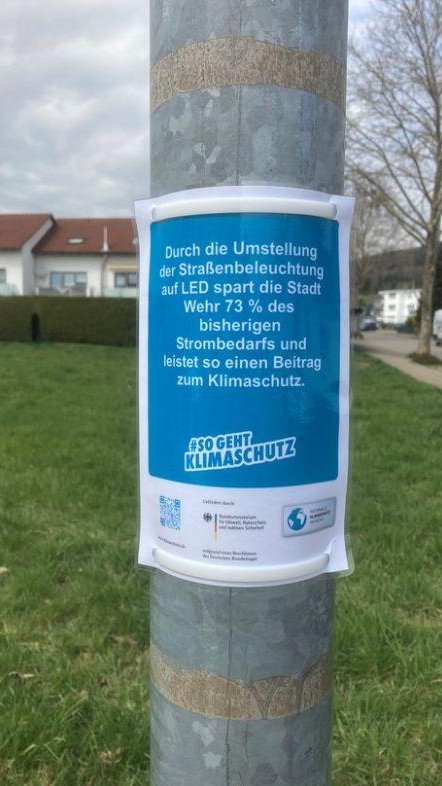 Flyer an Straßenlaterne. Umstellung auf LED. Stromsparen